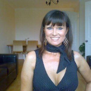 61 ans et prête pour la fête Elvira - rencontre-Cougar-Montélimar